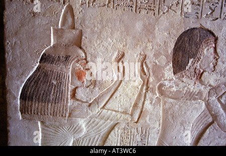 Dekorierte Wand eingeschrieben mit Figuren und Hieroglyphen Ägypten Stockfoto