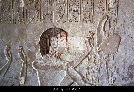 Dekorierte Wand eingeschrieben mit Figuren und Hieroglyphen Ägypten Stockfoto