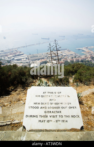Plaque, die Kennzeichnung der Stelle, wo HM Königin Elizabeth und HRH The Duke of Edinburgh über Gibraltar auf ihren Besuch im Jahr 1954 sah Stockfoto