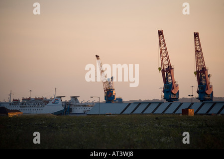 Krane in Swansea Docks Wales Stockfoto