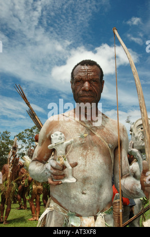 Mudmen halten Bogen Pfeile Spears und Statue zum Verkauf Goroka Mudmen Show singen singen Stockfoto