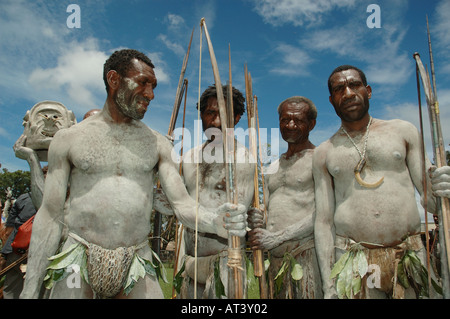 Mudmen halten Bogen Pfeile Spears und Maske Goroka Mudmen Show singen singen Stockfoto