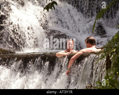 Costa Rica La Fortuna Tabacon Hot Springs Resortgäste sitzen im Pool zwischen thermisch beheizte Wasserfälle Stockfoto