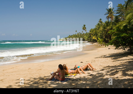 Costa Rica Karibik Küste Puerto Viejo de Talamanca Cocles Menschen Sonnenbaden am Sandstrand Stockfoto