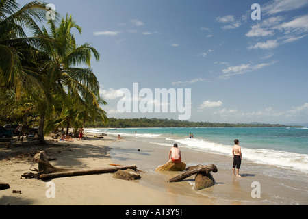 Costa Rica Karibik Küste Manzanillo Menschen entspannen auf Palmen gesäumten Strand Stockfoto