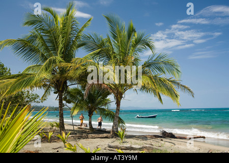 Costa Rica Karibik Küste Manzanillo zwei Männer Joggen Sandy Palmen gesäumten Strand Stockfoto