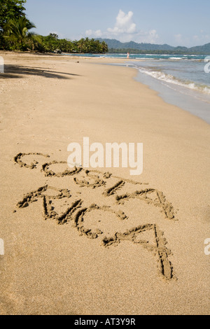Karibikküste Costa Rica Wörter Costa Rica im Sand am Strand geschrieben Stockfoto