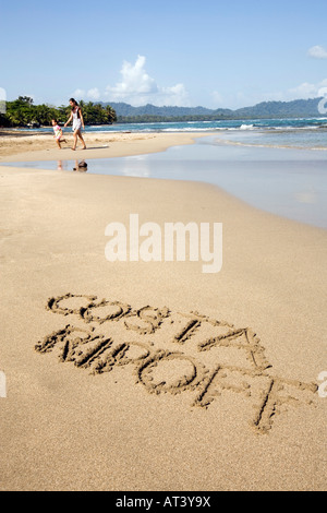 Karibikküste Costa Rica Wörter Costa Abzocke geschrieben im Sand am Strand Stockfoto