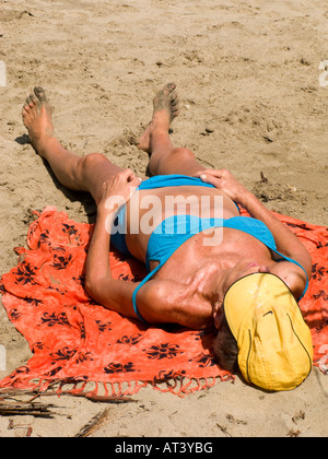Costa Rica Karibik Küste Puerto Viejo de Talamanca Cocles Frau Sonnenbaden am Sandstrand Stockfoto