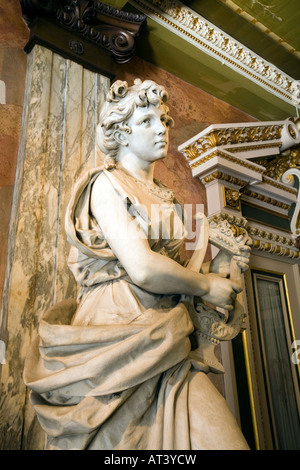 Costa Rica San Jose Teatro Nacional Nationaltheater Leier spielen Marmorstatue im Eingangsbereich Stockfoto