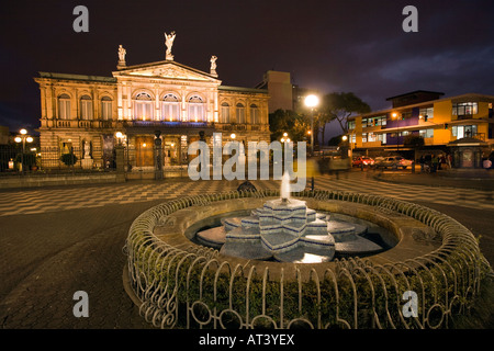 Costa Rica San Jose Plaza De La Cultura Brunnen vor Teatro Nacional Nationaltheater in der Nacht Stockfoto