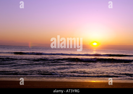 Sonnenaufgang am frühen Morgen über dem Delray Public Beach in Florida mit einem goldenen Sonneneinbruch, der sich über den Wellen des Ozeans spiegelt. Autobahn A1A N Ocean Blvd. Biodiverse ökologische Strände und Ozeane. Stockfoto