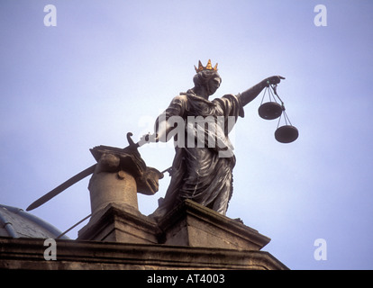 Statue der Gerechtigkeit über Guildhall Bath England Stockfoto