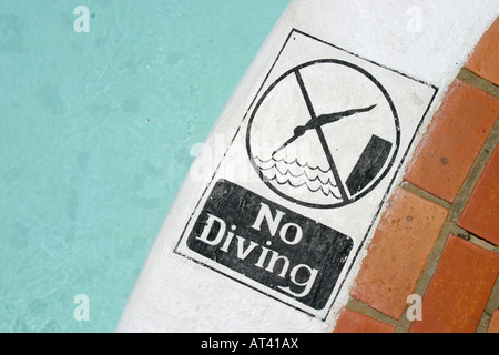 kein Tauchen Zeichen am Rand des Swimming pool Stockfoto