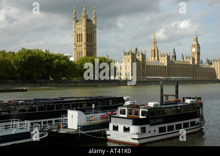 Sportboote vor Anker auf der Themse mit den Houses of Parliament in der Ferne Stockfoto