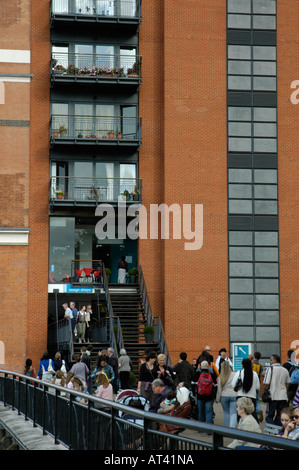 Besucher der OXO Tower an der South Bank London England Stockfoto