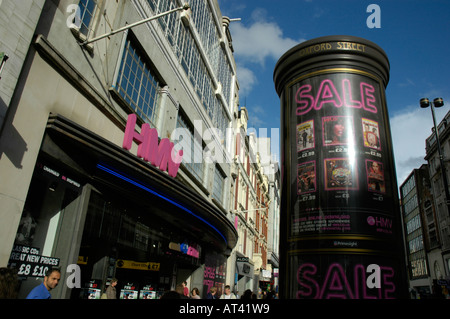 HMV-Records-Kaufhaus in der Oxford Street mit riesigen Poller mit Straßennamen und Verkauf Anzeige Stockfoto