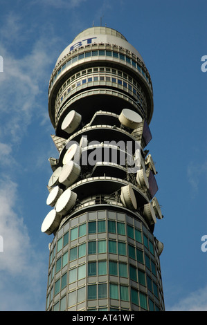 Nahaufnahme der oberen Hälfte des BT Tower gegen blauen Himmel London England Stockfoto