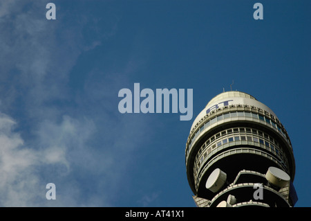 Extreme Nahaufnahme des oberen Teils der BT Tower gegen blauen Himmel London England Stockfoto