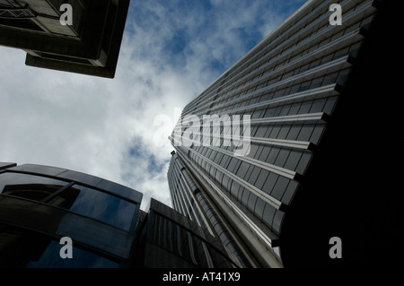 Dramatischen Blick auf Tower 42 früher NatWest Tower aus gesehen, direkt unterhalb der Basis Stockfoto