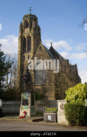 Kriegerdenkmal vor St. Pauls Kirche. Heaton Moor, Stockport, grösseres Manchester, Vereinigtes Königreich. Stockfoto