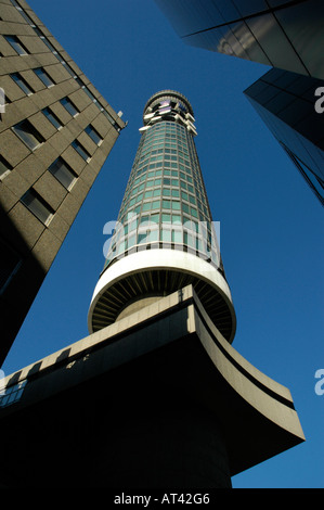 Dramatischen Blick von BT Tower und den nahe gelegenen Wolkenkratzer gegen tiefblauen Himmel direkt unter Basis aus betrachtet Stockfoto