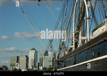Hinteren Seitenansicht der Cutty Sark mit Docklands Canary Wharf in der Ferne Greenwich London UK Stockfoto