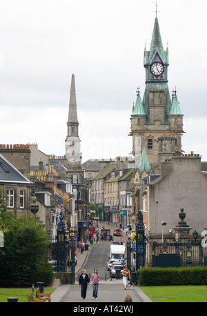 Dunfermline Stadtmitte vom Pittencrieff Park. Markante Uhrturm der Stadt Kammern. Region Fife, Schottland Stockfoto