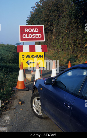 Straße gesperrt und Umleitung Schild an Baustellen auf Landstraße in der Nähe von Leeds Yorkshire uk Stockfoto