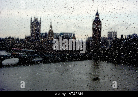 Big Ben und die Houses of Parliament durch Regentropfen fallen Pod des London Eye Riesenrad London gesehen Stockfoto