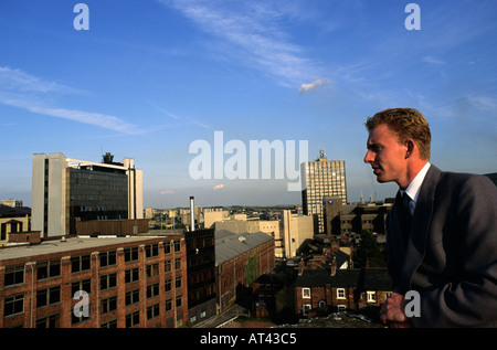 Geschäftsmann, Blick über die Stadt Leeds Skyline Yorkshire uk Stockfoto