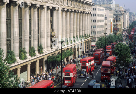 Kaufhaus Selfridges Oxford Street London Red Bus Bus England UK shops Shopper einkaufen Stockfoto