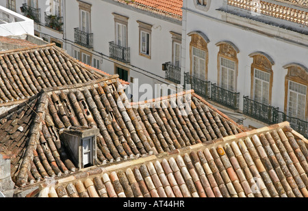 Dach an der Spitze zeigt das traditionelle rote geplant Dach mit portugiesischen Stil Balkon an Gebäuden hinter Tavira, Algarve, Portugal Stockfoto