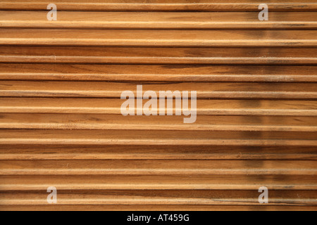 Stapel von Nut und Feder Parkett großen hölzernen Bodenbelag Platten von Seite. Stockfoto
