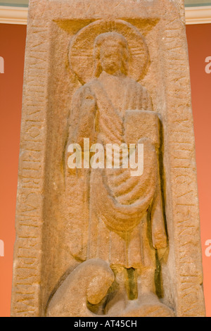 Ruthwell Cross in der Nähe von Annan ist ein 8. Jahrhunderts Anglo Saxon cross Mary Magdalene wäscht die Masters Füße Scotland UK Stockfoto