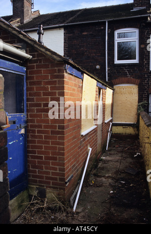 Rückseite des Reihenhaus wartet auf Abriss Stoke-on-Trent Stockfoto