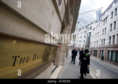 Die Baltic Exchange City of London, mit City Workers am Eingang Stockfoto