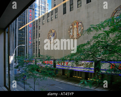 Außenseite der RADIO CITY MUSIC HALL ROCKEFELLER CENTER in NEW YORK CITY Stockfoto