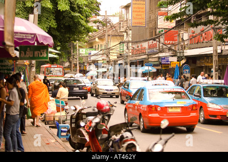 Ein buddhistischer Mönch ist Fuß auf einer belebten Straße in Bangkok Zentralthailand Stockfoto