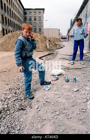 Der Fall der Berliner Mauer 1989. Ein Kinder-Sprühfarbe Felsen als echte Graffiti von der Wand zu verkaufen. Stockfoto