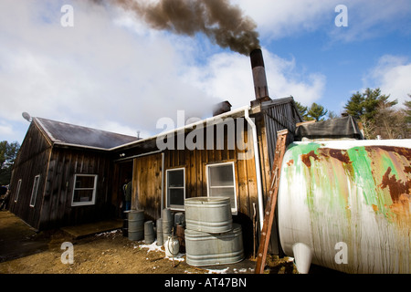 Holz-Rauch und Dampf strömt unsere eines Zucker-Hauses in Barrington, New Hampshire.  Sugar Shack. Stockfoto