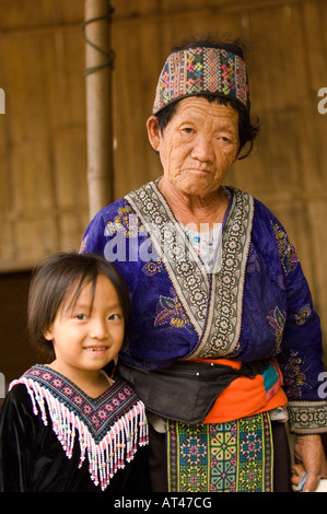 Hmong Frauen und Mädchen in traditioneller Kleidung Baan Pha Nok Kok Dorf Doi Inthanon Nationalpark Thailand Stockfoto