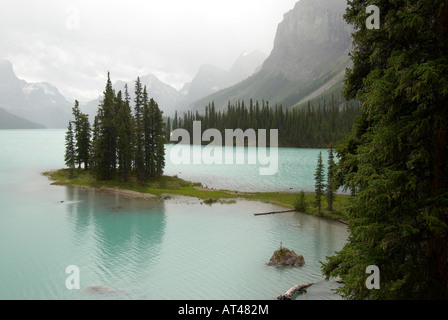 Spirit Island in der Halle der Götter am südlichen Ende der Maligne Lake in den kanadischen Rocky Mountains in der Nähe von Jasper, Alberta, Kanada. Stockfoto