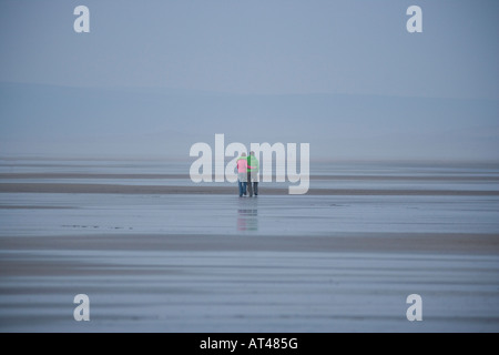ein paar grüne und rote Jacke tragen gehen für einen ruhigen Abendspaziergang auf der Ebach in Devon uk Stockfoto