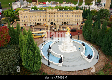 LEGO Modell der Buckingham Palace und Queen Victoria Memorial Statue im Legoland Windsor Stockfoto