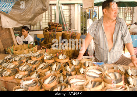Mann, Verkauf von frischem Fisch in Bambus Schalen auf einem freien Markt Bangkok Thailand Stockfoto