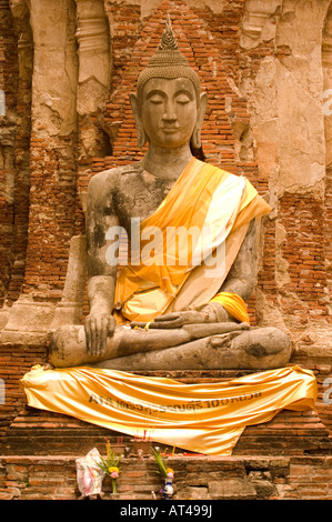 Buddha-Statue drapiert in gelben Stoff Ayutthaya Thailand Stockfoto