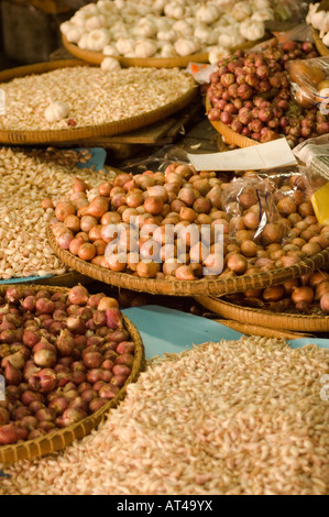 Knoblauch und Zwiebeln in Bambus Schalen auf einem freien Markt Bangkok Thailand Stockfoto