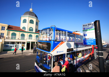 Vereinigtes Königreich West Sussex Worthing ein Doppeldecker-Bus vor dem Dom Kino Stockfoto