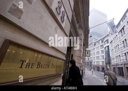 Die Baltic Exchange City of London, mit City Workers am Eingang Stockfoto